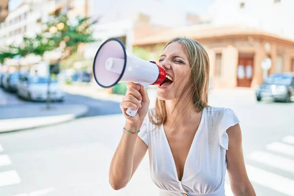 Beyaz Bir Kadın Şehirde Megafonla Bağırıyor — Stok fotoğraf