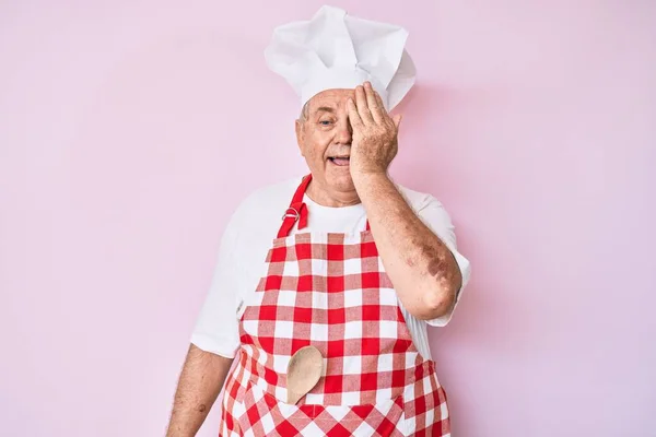 Homme Âgé Aux Cheveux Gris Portant Tablier Boulanger Professionnel Couvrant — Photo