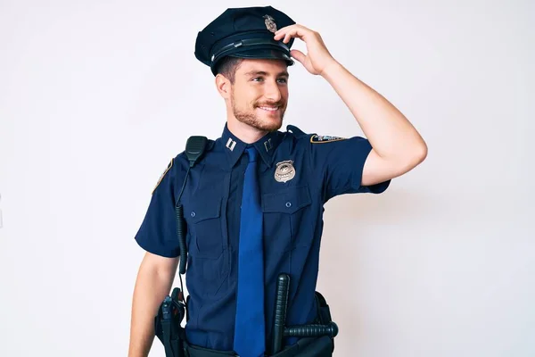 Ung Kaukasier Man Bär Polis Uniform Ler Säker Vidröra Hår — Stockfoto