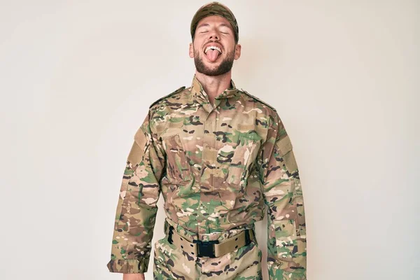 Joven Hombre Caucásico Vistiendo Camuflaje Uniforme Del Ejército Sacando Lengua — Foto de Stock