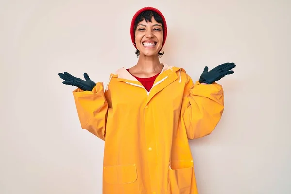 Mooie Brunettte Vrouw Draagt Gele Regenjas Vieren Gek Gek Voor — Stockfoto