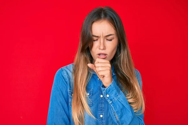 Güzel Beyaz Kadın Sıradan Bir Kot Gömlek Giyip Kendini Kötü — Stok fotoğraf