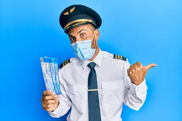 Stilig Pilot Man Med Skägg Bär Skyddsmask Med Boardingkort Pekar — Stockfoto