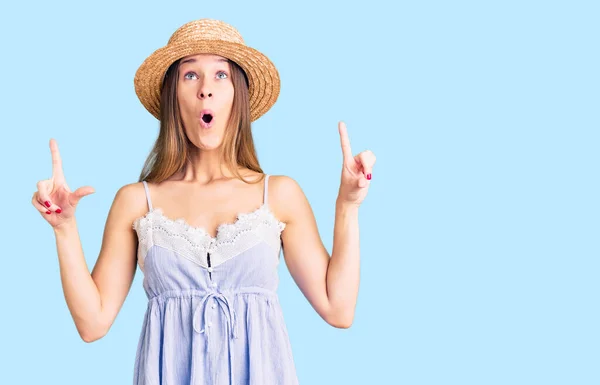 Linda Morena Jovem Mulher Usando Chapéu Verão Surpreso Surpreso Olhando — Fotografia de Stock
