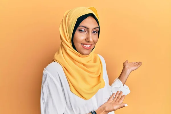 Junge Brünette Arabische Frau Mit Traditionellem Islamischen Hijab Schal Lädt — Stockfoto