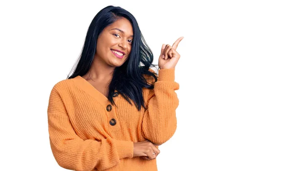 Mujer Hispana Con Pelo Largo Usando Suéter Casual Invierno Con —  Fotos de Stock