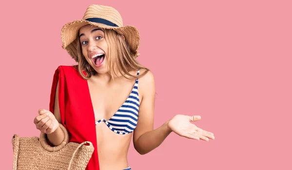 Joven Hermosa Mujer Rubia Con Bikini Sombrero Sosteniendo Bolso Mimbre — Foto de Stock