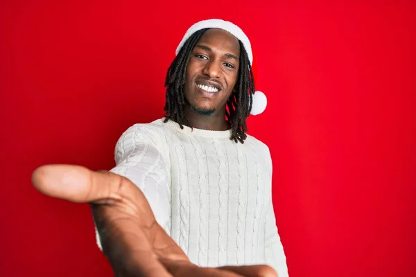 Hombre Afroamericano Con Trenzas Con Sombrero Navidad Sonriente Alegre Ofreciendo —  Fotos de Stock