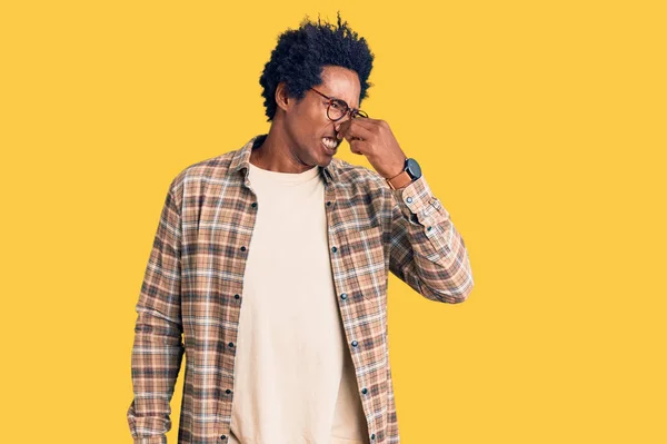 Hombre Afroamericano Guapo Con Cabello Afro Usando Ropa Casual Gafas —  Fotos de Stock