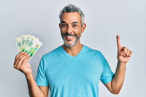 Hombre Pelo Gris Mediana Edad Sosteniendo Billetes Shekels Israelíes Sonriendo —  Fotos de Stock