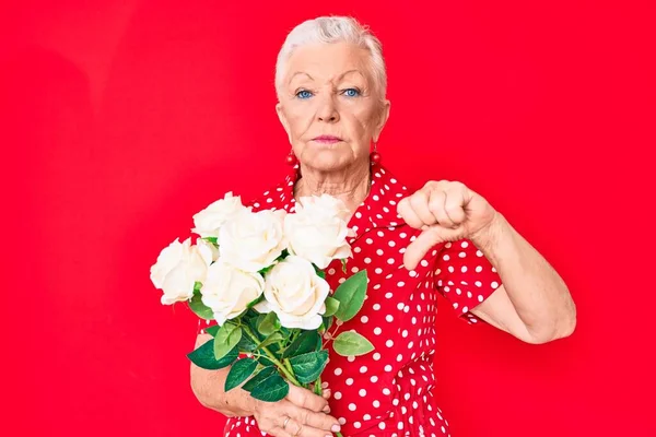 Mavi Gözlü Gri Saçlı Elinde Kızgın Yüzlü Beyaz Çiçekler Tutan — Stok fotoğraf