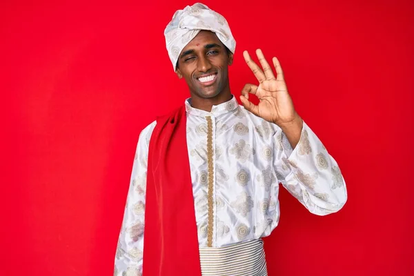 Bonito Indiano Vestindo Tradição Sherwani Saree Roupas Sorrindo Positivo Fazendo — Fotografia de Stock