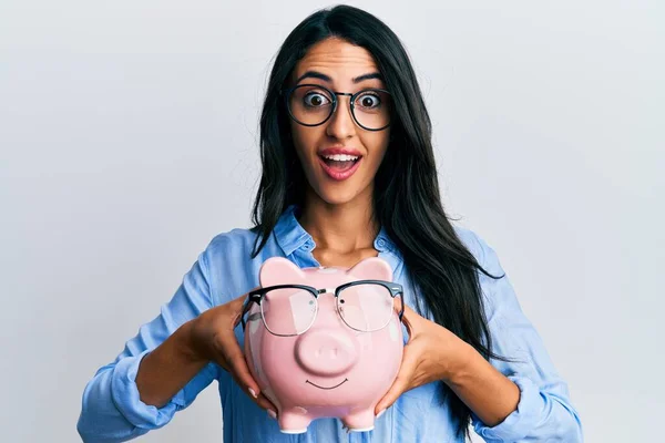 Mooie Latino Vrouw Holding Piggy Bank Met Bril Vieren Gek — Stockfoto