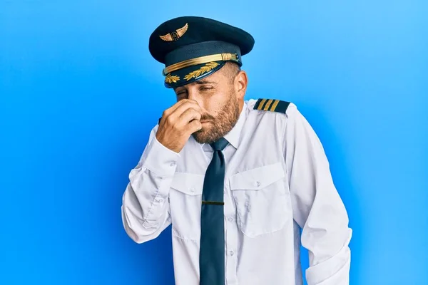 Jóképű Szakállas Repülőpilóta Egyenruhát Viselő Férfi Bűzlik Valami Bűzös Undorító — Stock Fotó