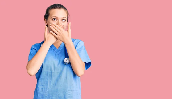 Joven Hermosa Mujer Rubia Vistiendo Uniforme Médico Estetoscopio Impactó Cubriendo —  Fotos de Stock