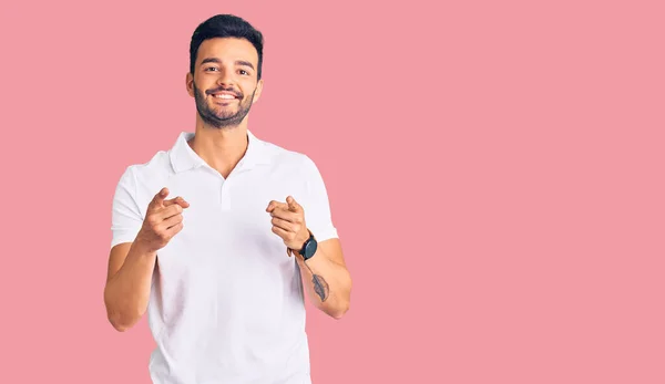 Homem Hispânico Bonito Jovem Usando Roupas Casuais Apontando Dedos Para — Fotografia de Stock