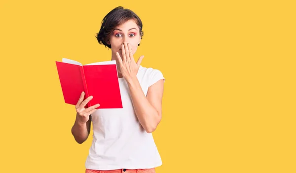 Hermosa Joven Pelo Corto Leyendo Libro Que Cubre Boca Con — Foto de Stock