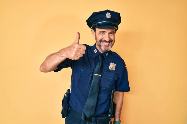 Homem Hispânico Meia Idade Vestindo Uniforme Policial Fazendo Polegares Felizes — Fotografia de Stock