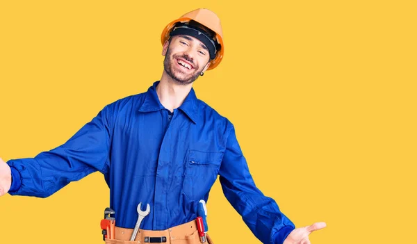 Jonge Spaanse Man Arbeidersuniform Die Naar Camera Kijkt Glimlachend Met — Stockfoto