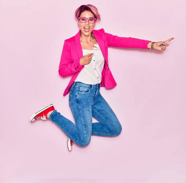 Young Beautiful Businesswoman Pink Short Hair Wearing Elegant Clothes Glasses — Stock Photo, Image
