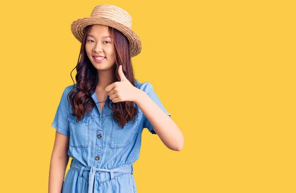 Jong Mooi Chinees Meisje Draagt Zomerhoed Doet Vrolijke Duimen Omhoog — Stockfoto