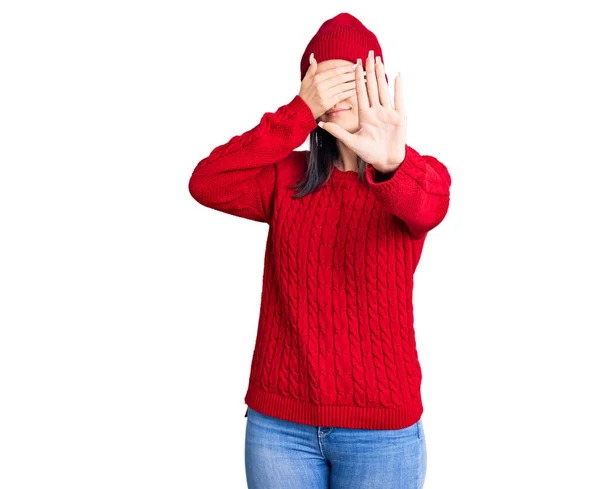 Joven Chica Hermosa Con Suéter Gorra Lana Cubriendo Los Ojos — Foto de Stock