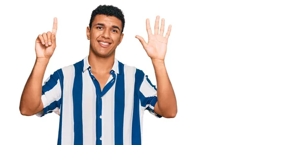 Jovem Árabe Homem Vestindo Roupas Casuais Mostrando Apontando Para Cima — Fotografia de Stock