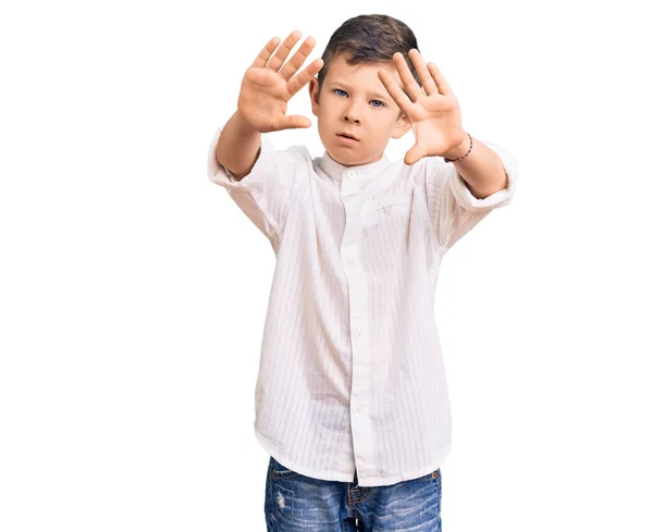 Lindo Niño Rubio Con Camisa Elegante Haciendo Marco Usando Manos —  Fotos de Stock