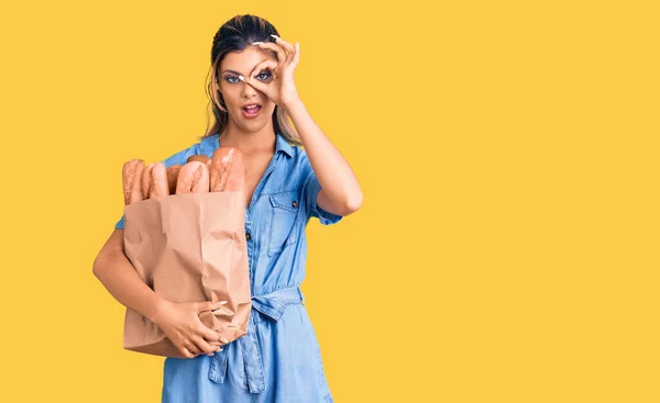 Ung Vacker Kvinna Håller Papperspåse Med Bröd Leende Glad Gör — Stockfoto