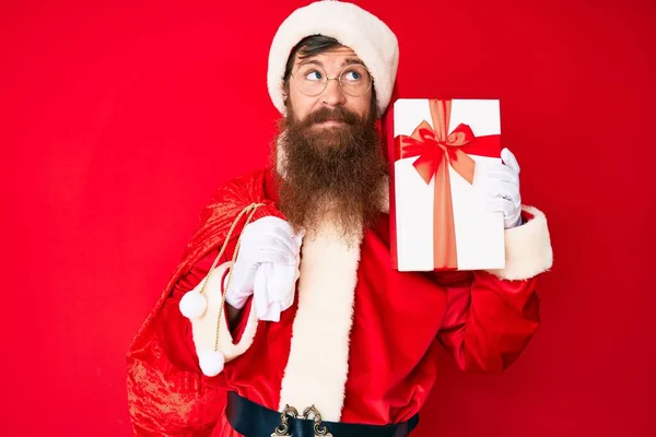 Hombre Guapo Cabeza Roja Joven Con Barba Larga Con Traje — Foto de Stock