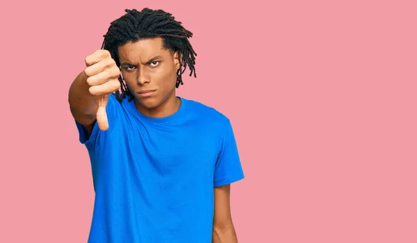 Junger Afrikanisch Amerikanischer Mann Lässiger Kleidung Sieht Unglücklich Und Wütend — Stockfoto