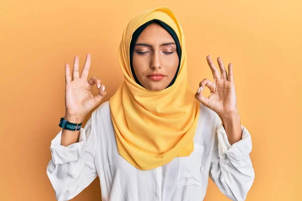 Genç Esmer Arap Kadın Geleneksel Slami Başörtüsü Takıyor Rahatlamış Gözleri — Stok fotoğraf