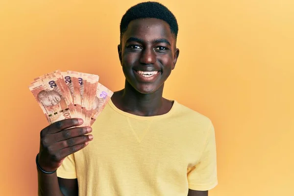 Νεαρός Αφροαμερικάνος Που Κρατάει Χαρτονομίσματα Της Νότιας Αφρικής Δείχνει Θετικός — Φωτογραφία Αρχείου
