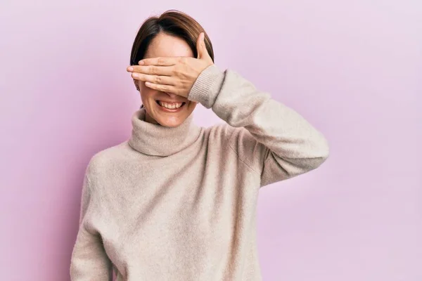 Joven Morena Con Pelo Corto Vistiendo Suéter Casual Invierno Sonriendo — Foto de Stock