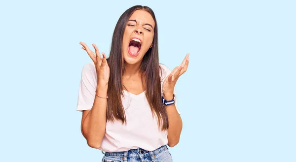 Mujer Hispana Joven Vistiendo Camiseta Blanca Casual Celebrando Loco Loco — Foto de Stock