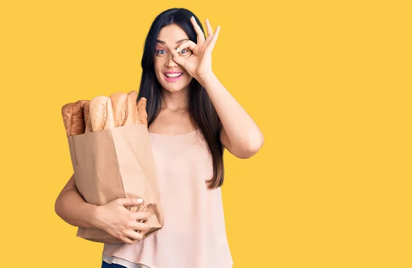 Joven Hermosa Mujer Caucásica Sosteniendo Bolsa Papel Con Pan Sonriendo —  Fotos de Stock