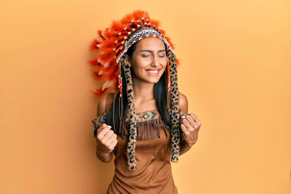 Mulher Morena Jovem Vestindo Traje Indiano Animado Para Sucesso Com — Fotografia de Stock