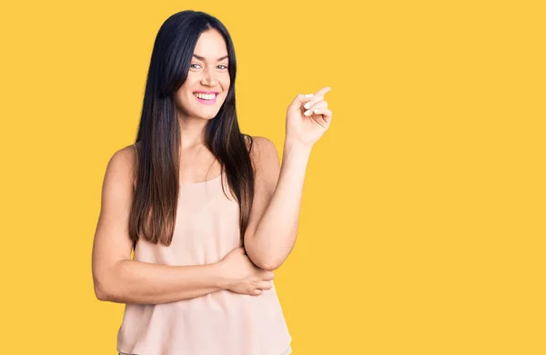 Jovem Mulher Branca Bonita Vestindo Roupas Casuais Sorrindo Feliz Apontando — Fotografia de Stock