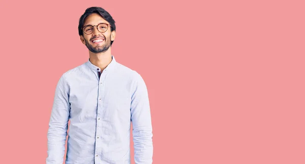 Homem Hispânico Bonito Vestindo Camisa Negócios Óculos Com Sorriso Feliz — Fotografia de Stock