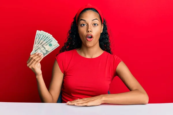 Junge Afrikanisch Amerikanische Mädchen Mit Dollars Auf Dem Tisch Sitzen — Stockfoto