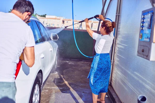 Medioevo Bella Coppia Indossa Abiti Casual Sorridente Felice Piedi Con — Foto Stock