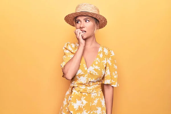 Bella Donna Bionda Vacanza Indossando Cappello Estivo Vestito Sfondo Giallo — Foto Stock