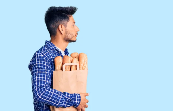 Bonito Latino Americano Jovem Segurando Saco Papel Com Pão Olhando — Fotografia de Stock