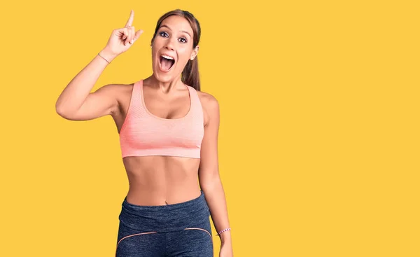 Spor Giyimli Genç Güzel Spanyol Kadın Başarılı Bir Fikirle Işaret — Stok fotoğraf