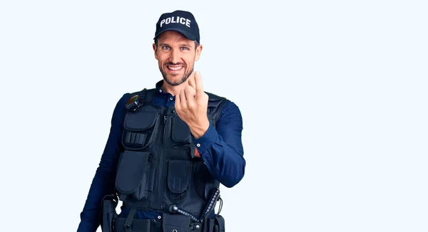 Polis Üniforması Giyen Genç Yakışıklı Adam Seni Buraya Çağırıyor Kol — Stok fotoğraf