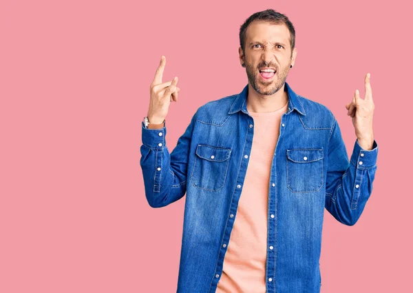 Homem Bonito Jovem Vestindo Roupas Casuais Gritando Com Expressão Louca — Fotografia de Stock