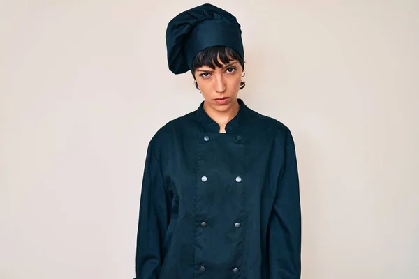 Bella Donna Bruna Con Indosso Professionale Cuoco Uniforme Scettico Nervoso — Foto Stock