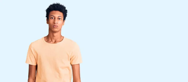 Junger Afrikanisch Amerikanischer Mann Lässiger Kleidung Entspannt Mit Ernstem Gesichtsausdruck — Stockfoto