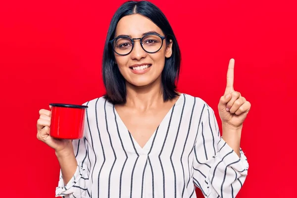 Joven Hermosa Mujer Latina Con Gafas Sosteniendo Café Sonriendo Con —  Fotos de Stock