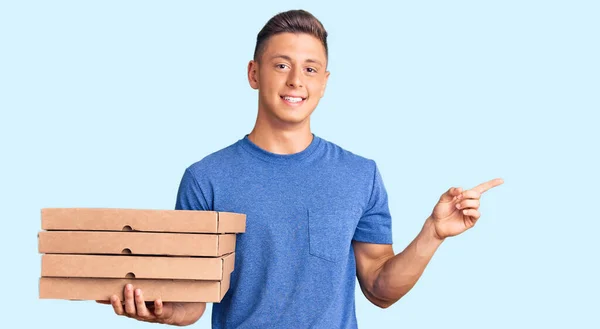 Jovem Hispânico Bonito Segurando Entrega Caixa Pizza Sorrindo Feliz Apontando — Fotografia de Stock